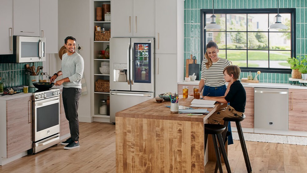 Família em uma cozinha inteligente
