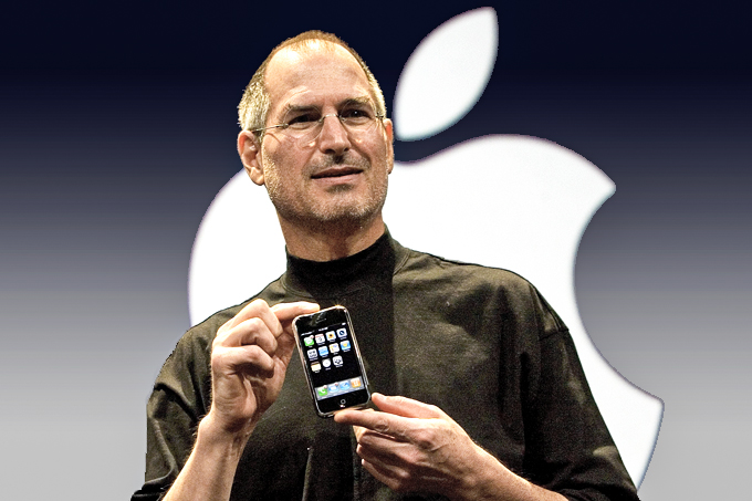 Steve Jobs com o primeiro iPhone da Apple