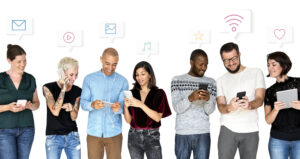 Várias pessoas conectadas a internet.